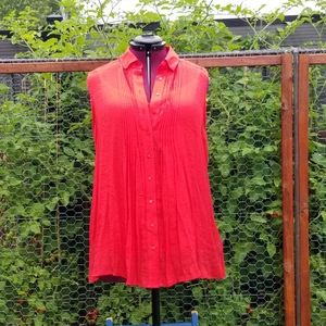 Sleeveless gauzy micro pleated top.